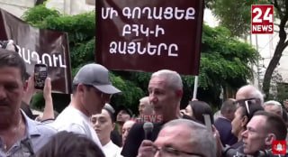 На акции у ЦИК оппозиционер в майке с Путиным объявил голодовку