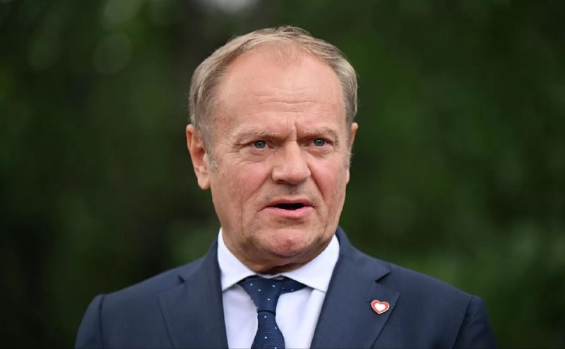 Премьер-министр Польши Дональд Туск на пресс-конференции, призывающий НАТО серьёзно отнестись к угрозам