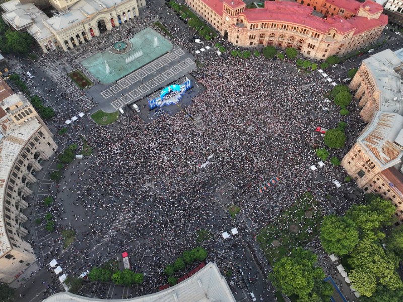 Сторонники партии «Гражданский договор» на итоговом митинге на площади Республики