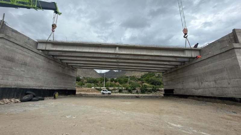 Строительные работы по установке балок мостов на участке Каджаран-Агарак трассы Север-Юг в Армении