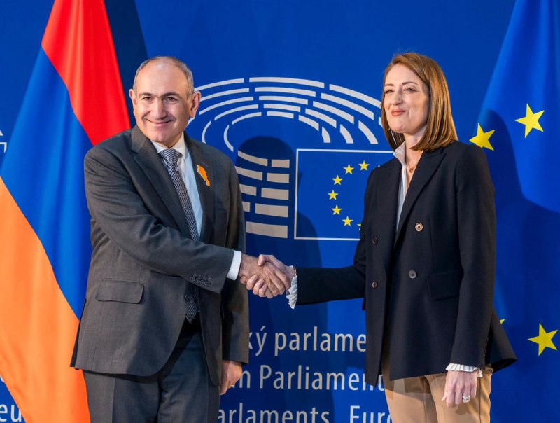 Роберта Метсола поздравляет Никола Пашиняна с победой на выборах в Армении