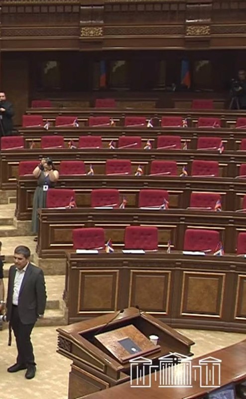 Оппозиция не явилась на совместную сессию с правительством накануне парламентских выборов