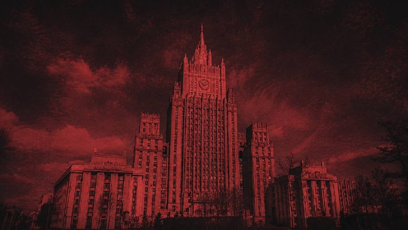 Посол России Сергей Копыркин в Армении на фоне официальных флагов.