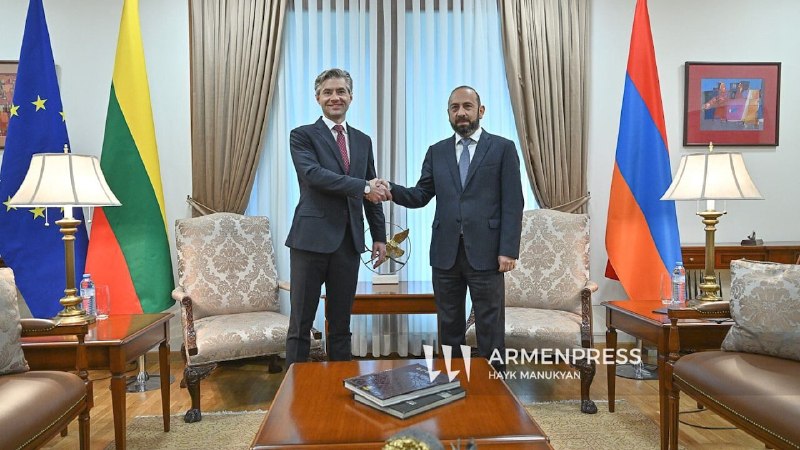 Министр иностранных дел Литвы Кестутис Будрис и глава МИД Армении Арарат Мирзоян обмениваются поздравлениями в соцсети X