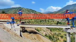 Монтаж мостовых балок с помощью Launching Gantry на участке Каджаран-Агарак трассы Север-Юг в Армении