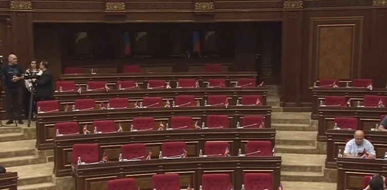 Оппозиция бойкотирует последнюю сессию парламента Армении перед выборами