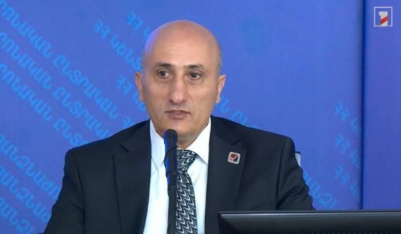 Председатель ЦИК Ваагн Овакимян выступает с заявлением о недействительности бюллетеней на парламентских выборах.