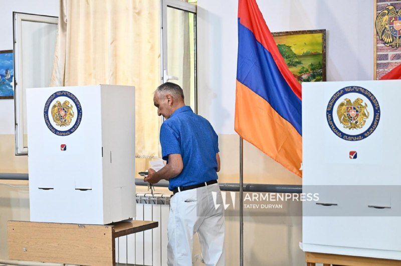 Здание Европейского союза в Брюсселе на фоне флагов ЕС и Армении