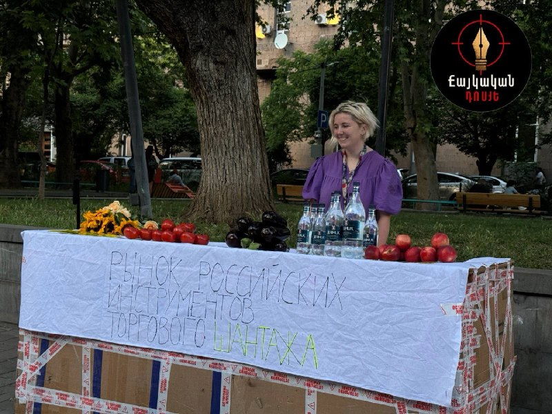 Ироничная инсталляция на Вернисаже в Ереване: помидоры, баклажаны, цветы и вода «Джермук» с плакатами
