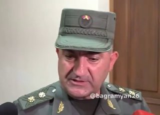 Эдвард Асрян, первый замминистра обороны Армении, выступает с заявлением о гражданах, приезжающих на выборы