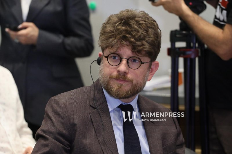 Посол Франции Оливье Декотиньи выступает на встрече с армянскими экспортерами в Армении