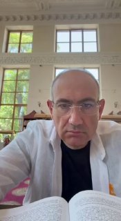 Никол Пашинян в читальном зале Национальной библиотеки Армении