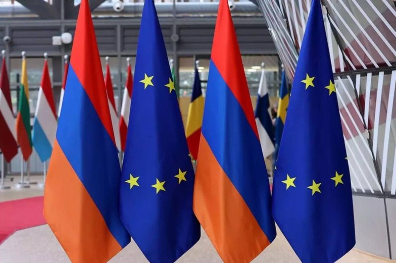 Флаг Европейского союза на фоне здания парламента Армении