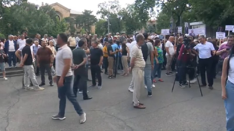 Митинг оппозиции перед Конституционным судом собрал лишь несколько сотен человек