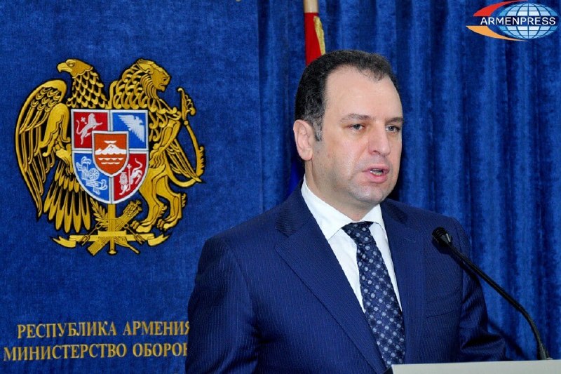 Экс-министра обороны Армении Вигена Саргсяна объявили в розыск и арестовали заочно